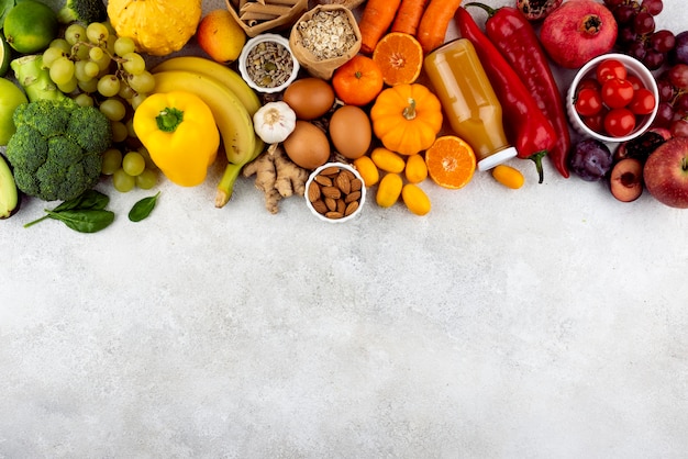 Vista dall'alto di frutta e verdura con copia spazio