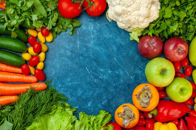 Vista dall'alto di frutta e verdura su sfondo blu