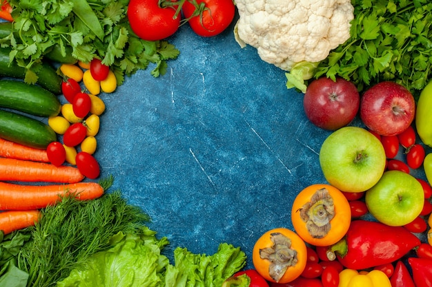 Vista dall'alto di frutta e verdura su sfondo blu