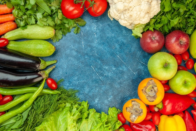 Vista dall'alto di frutta e verdura su sfondo blu