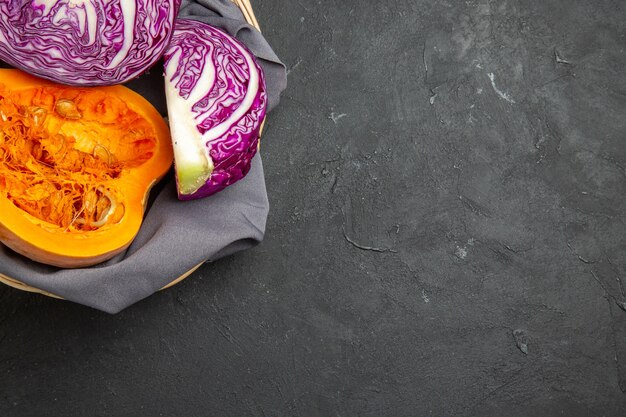 Vista dall'alto di frutta fresca a fette di zucca matura