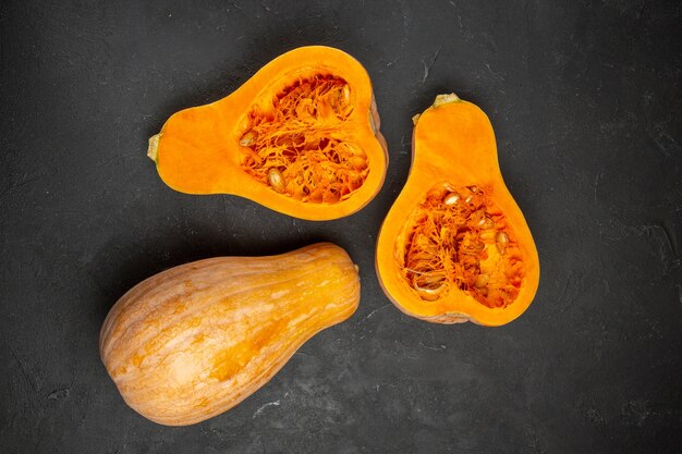 Vista dall'alto di frutta fresca a fette di zucca matura