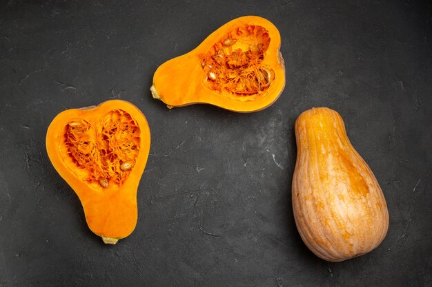 Vista dall'alto di frutta fresca a fette di zucca matura