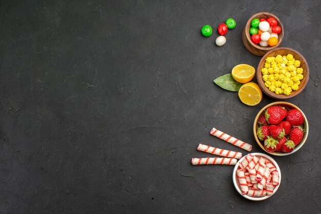 Vista dall'alto di frutta fresca con caramelle