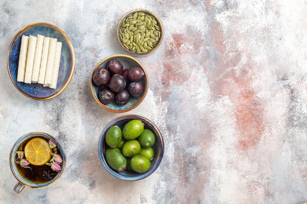 Vista dall'alto di frutta fresca con tè