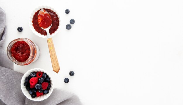 Vista dall'alto di frutti di bosco ingredienti per la torta