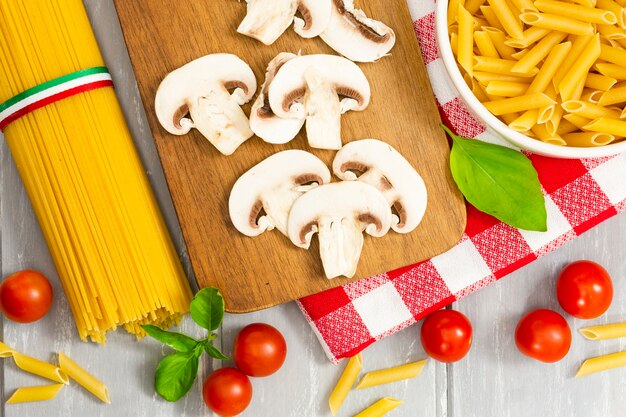 Vista dall'alto di funghi e pasta