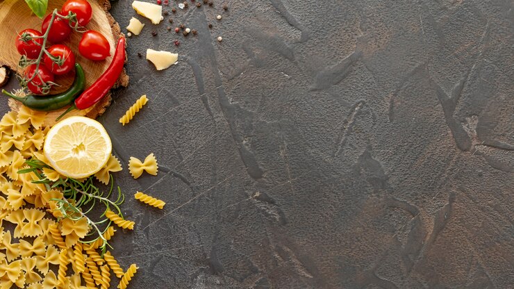 Foto gratuito vista dall'alto di fusilli e farfalle pasta con copia spazio