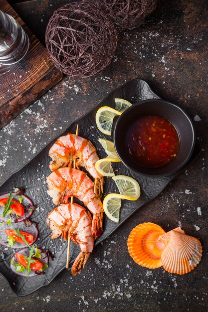 Vista dall'alto di gamberi fritti con salsa piccante e fette di limone