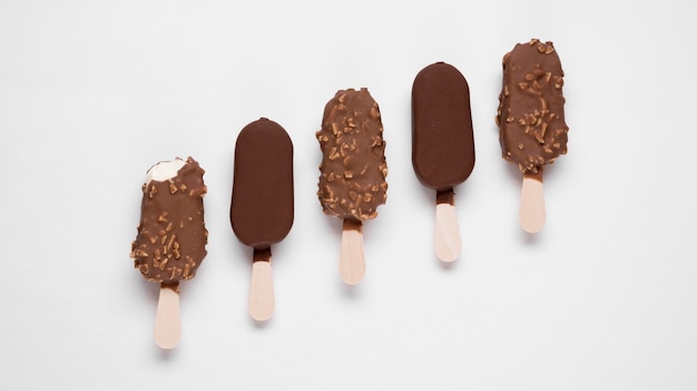 Vista dall'alto di gelati al cioccolato sul tavolo