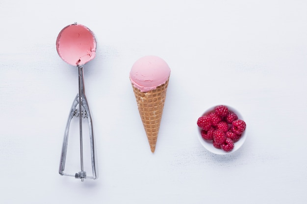 Vista dall'alto di gelato alle fragole