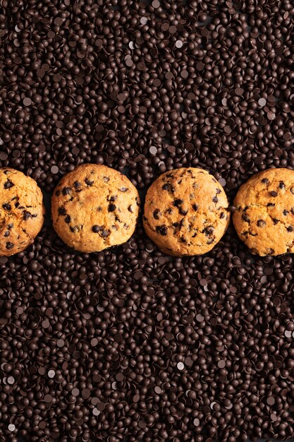 Vista dall'alto di gustosi biscotti con gocce di cioccolato