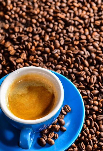 Vista dall&#39;alto di gustosi tazza di caffè su sfondo sfocato