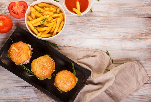 Vista dall'alto di hamburger classici con patatine fritte