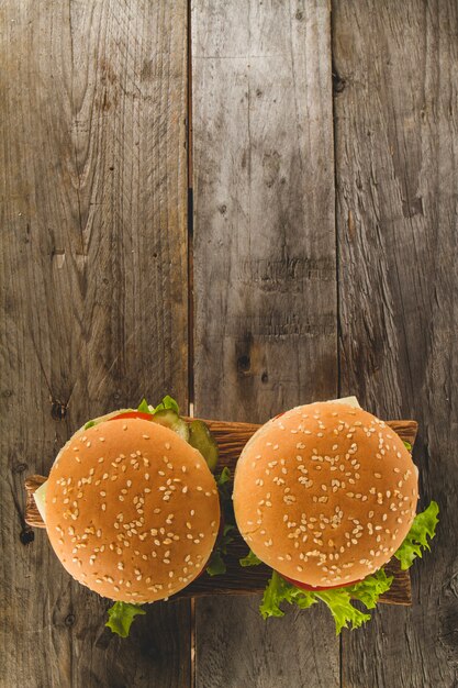 Vista dall&#39;alto di hamburger deliziosi sulla superficie di legno