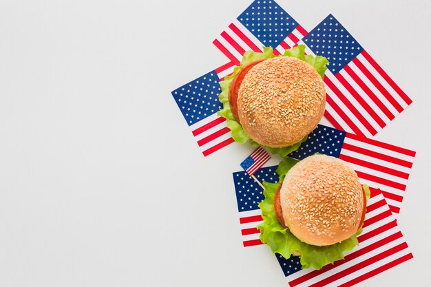 Vista dall'alto di hamburger in cima alle bandiere americane con spazio di copia