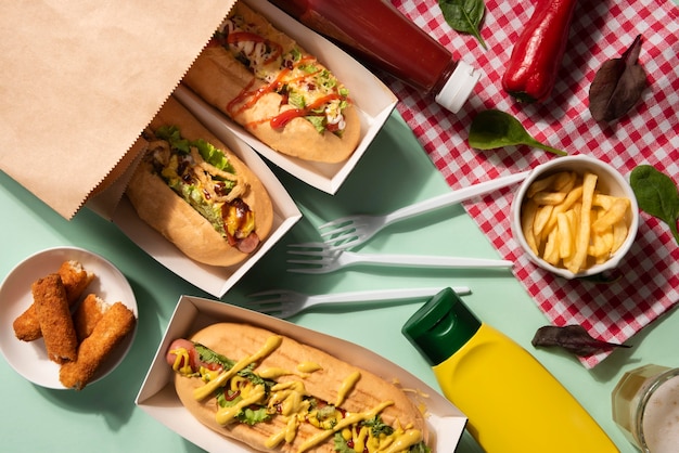 Vista dall'alto di hot dog con assortimento di ripieni e senape