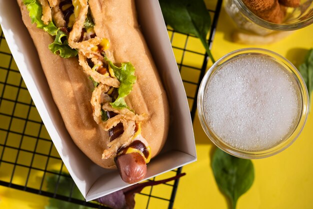 Vista dall'alto di hot dog con insalata e bevande