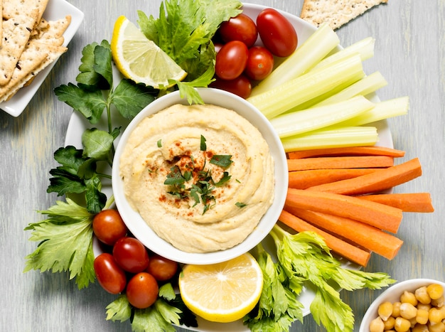 Vista dall'alto di hummus con assortimento di verdure