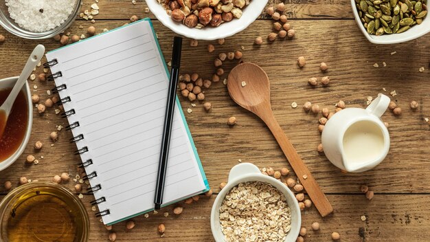 Vista dall'alto di ingredienti alimentari con il taccuino