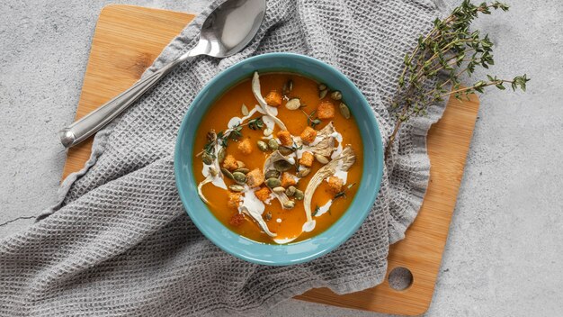 Vista dall'alto di ingredienti alimentari con zuppa di verdure