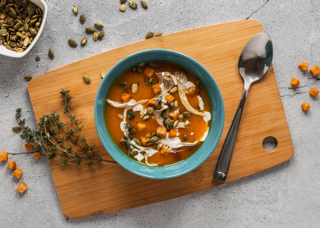 Vista dall'alto di ingredienti alimentari con zuppa nella ciotola