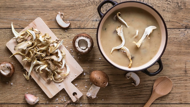 Vista dall'alto di ingredienti alimentari con zuppa