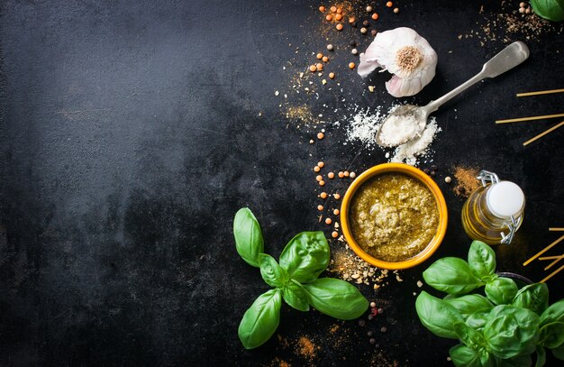 Vista dall&#39;alto di ingredienti per cucinare gli spaghetti