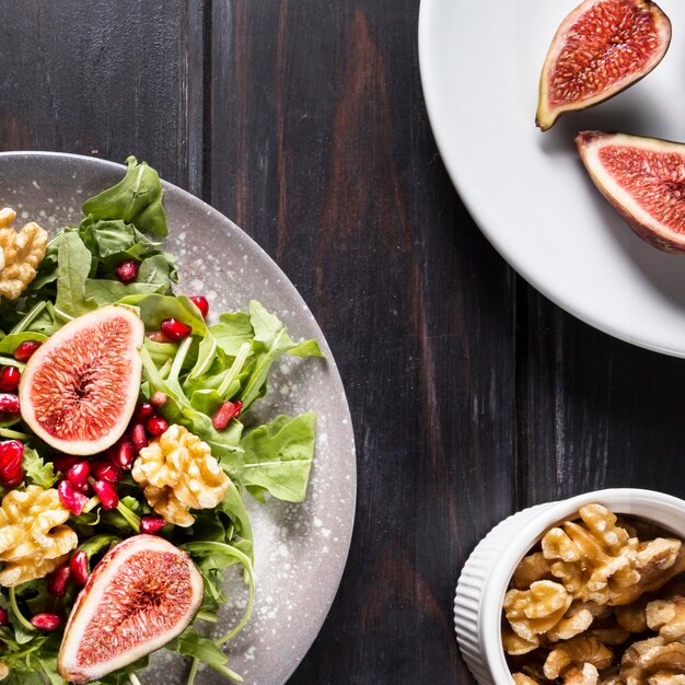 Vista dall'alto di insalata di fichi autunnali con noci