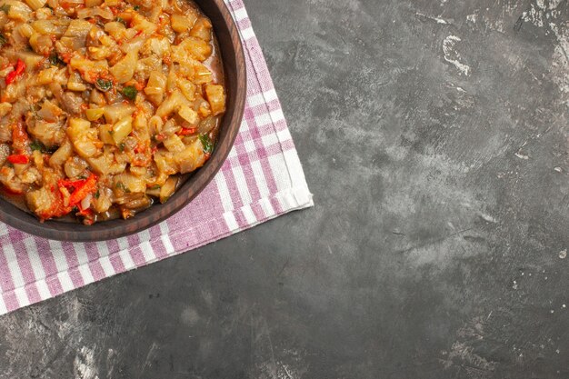 Vista dall'alto di insalata di melanzane arrosto in una ciotola sulla superficie scura