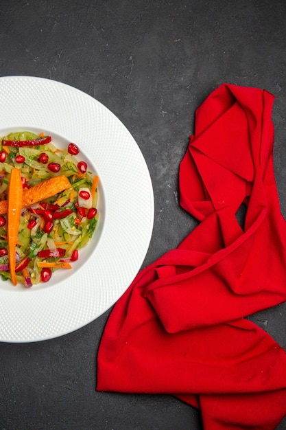 Vista dall'alto di insalata di verdure insalata nella tovaglia di piatto rosso