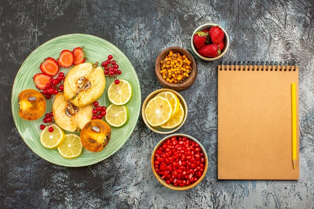 Vista dall'alto di insalata fruttata con frutta fresca a fette