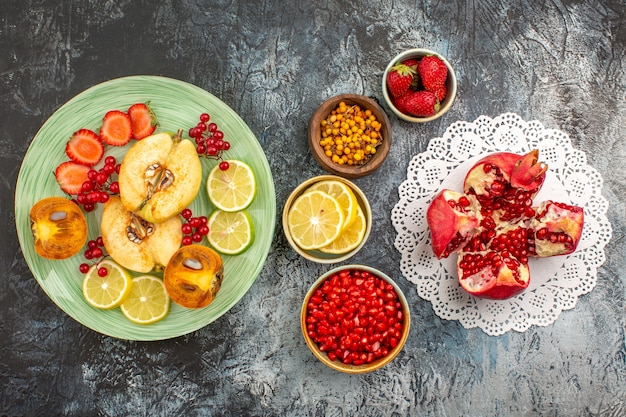 Vista dall'alto di insalata fruttata con frutta fresca a fette