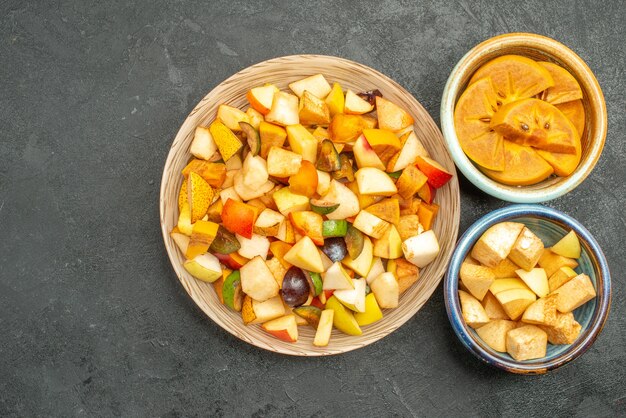 Vista dall'alto di insalata fruttata con frutta fresca a fette