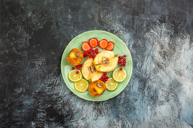 Vista dall'alto di insalata fruttata con frutta fresca a fette