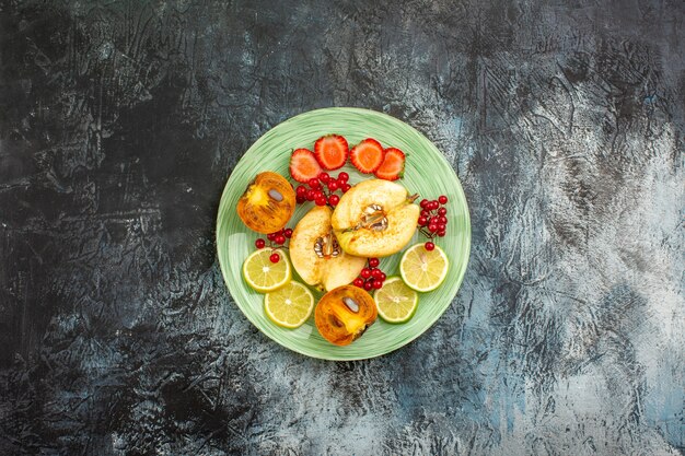 Vista dall'alto di insalata fruttata con frutta fresca a fette