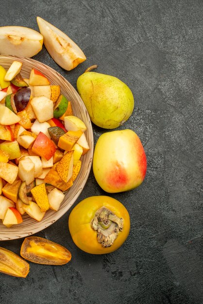 Vista dall'alto di insalata fruttata con frutta fresca a fette