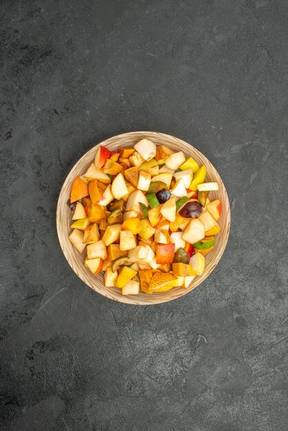 Vista dall'alto di insalata fruttata con frutta fresca a fette