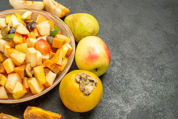 Vista dall'alto di insalata fruttata con frutta fresca a fette