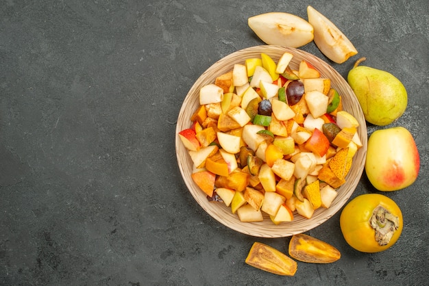 Vista dall'alto di insalata fruttata con frutta fresca a fette