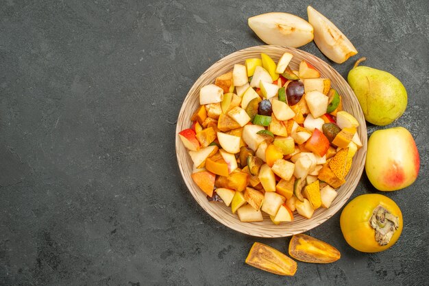 Vista dall'alto di insalata fruttata con frutta fresca a fette