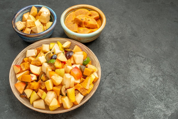 Vista dall'alto di insalata fruttata con frutta fresca a fette