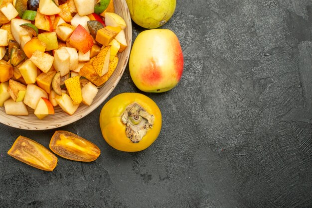 Vista dall'alto di insalata fruttata con frutta fresca a fette