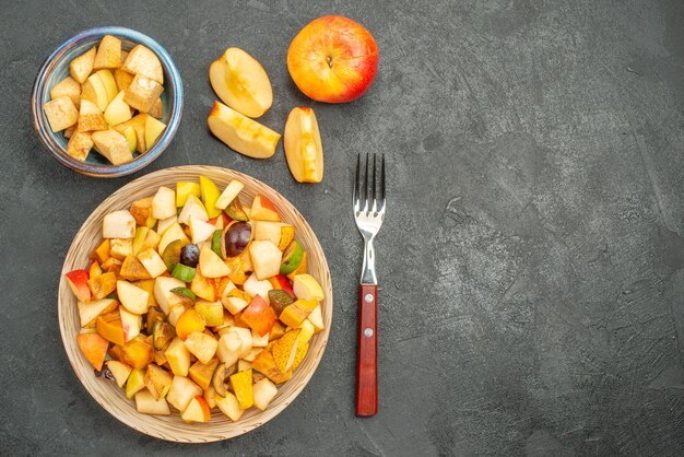 Vista dall'alto di insalata fruttata con frutta fresca a fette