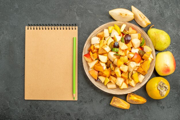 Vista dall'alto di insalata fruttata con frutta fresca a fette