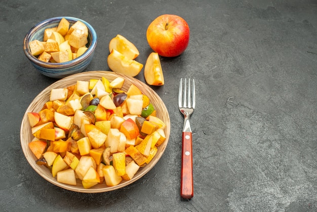 Vista dall'alto di insalata fruttata con frutta fresca a fette