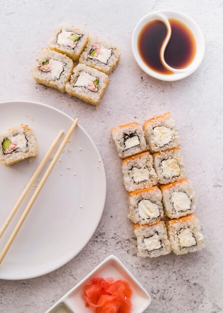 Vista dall'alto di involtini di sushi con salsa