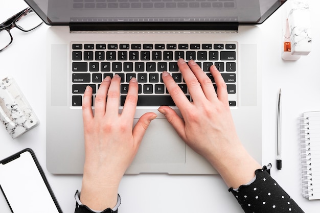 Vista dall'alto di lavoro donna d'affari