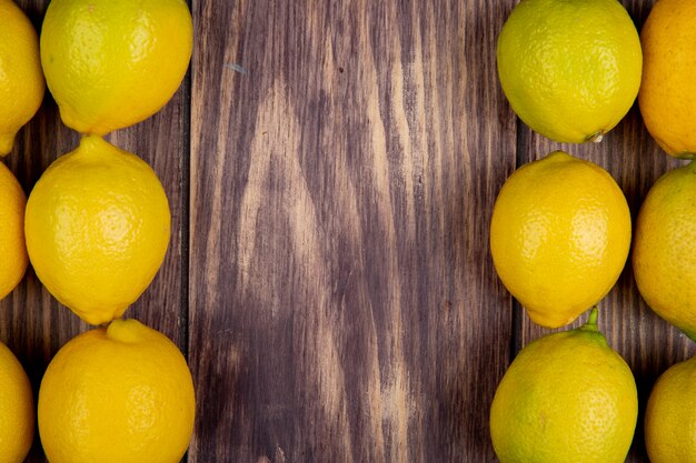 vista dall'alto di limoni freschi maturi isolati su superficie rustica con spazio di copia