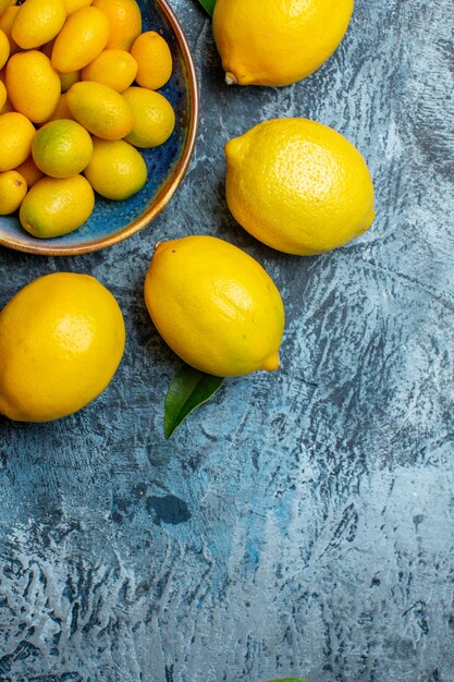 Vista dall'alto di limoni gialli freschi su sfondo chiaro-scuro